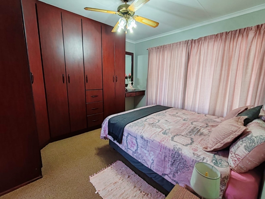 5 Bedroom Property for Sale in Grimbeeck Park North West